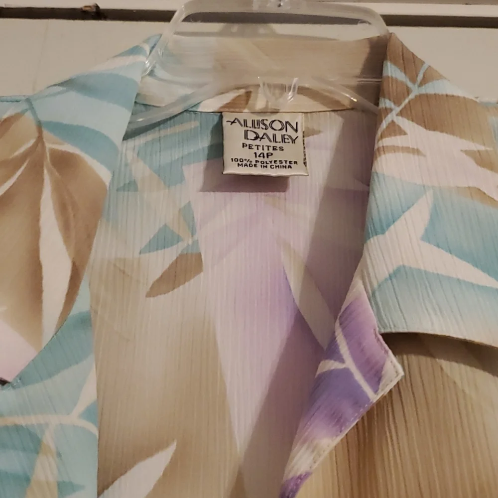 Allison Daley petites - Picture 2 of 2